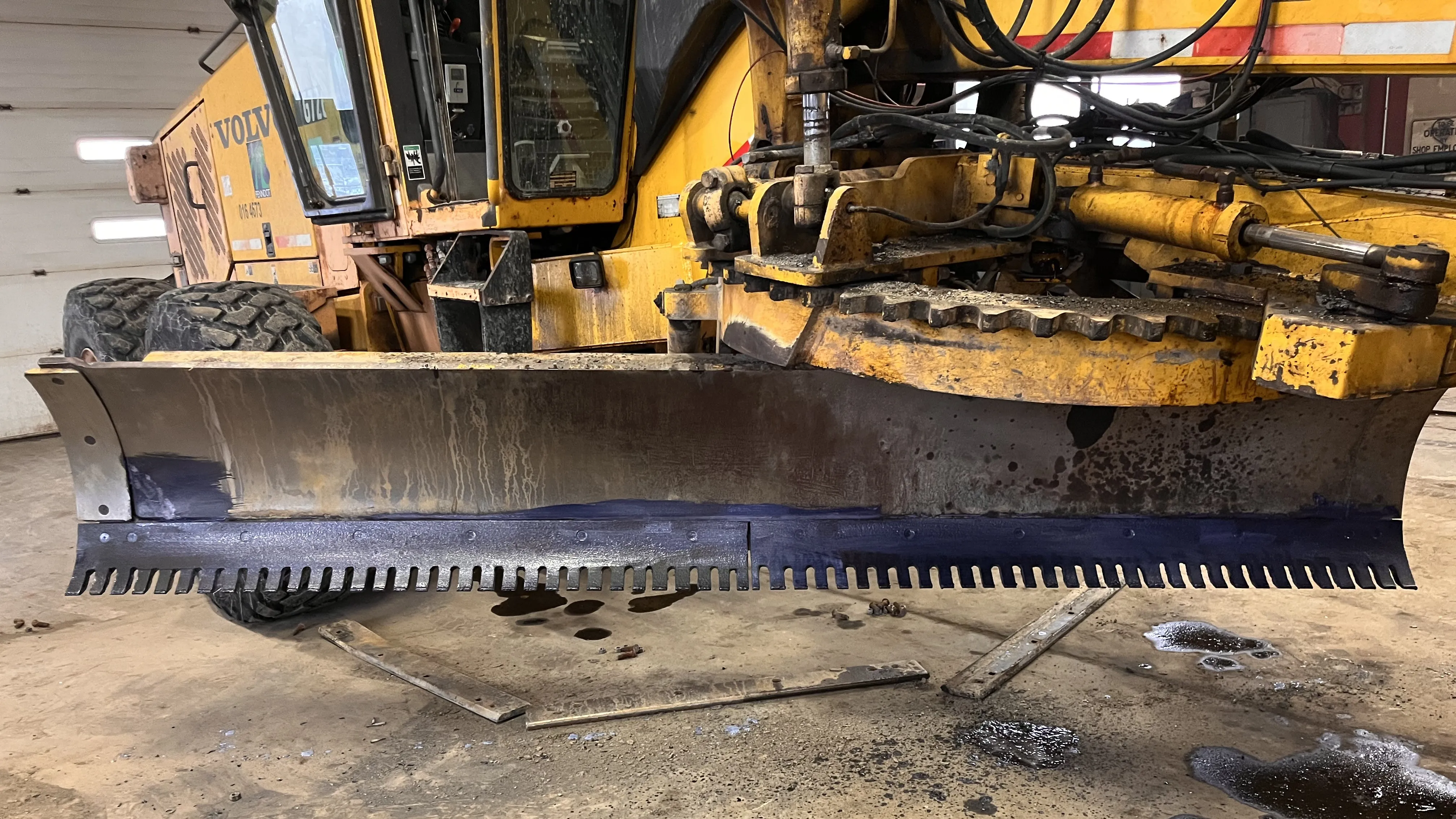 An image of an ice blade attached to the front of a PennDOT vehicle.